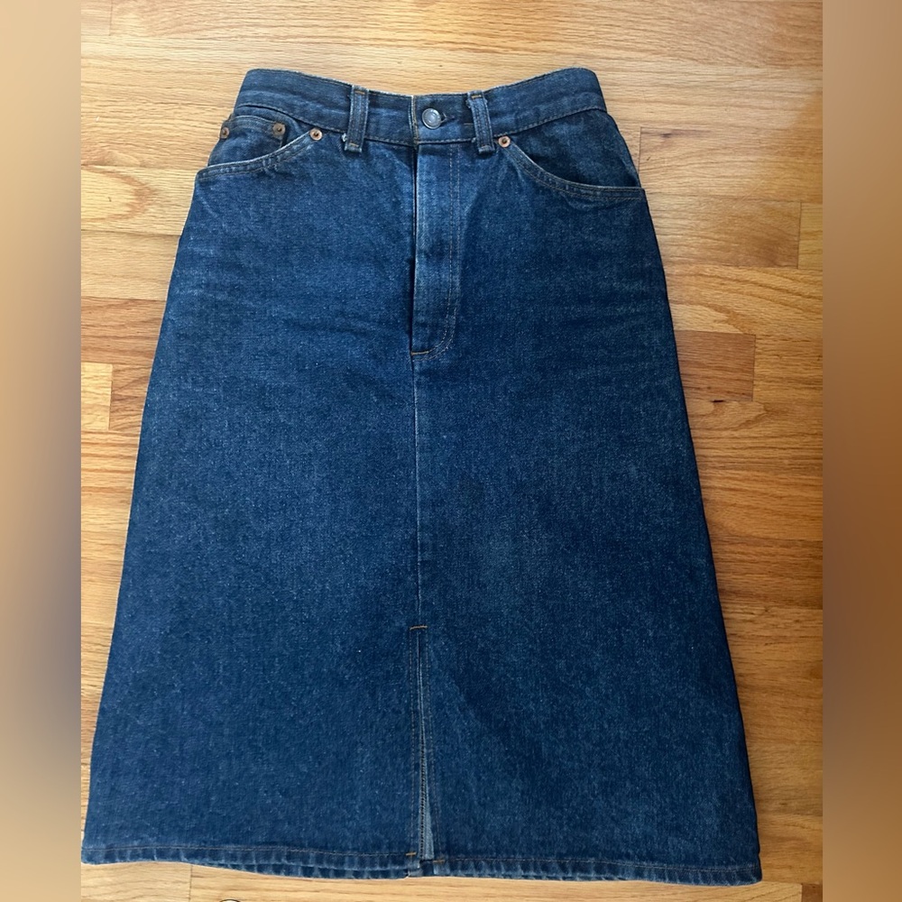 Levi vintage size 6 denim skirt.
